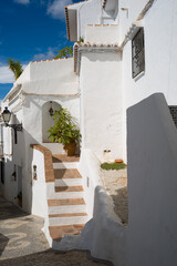 Escalera de acceso a casa encalada en color blanco en pueblo andaluz de Frigiliana (Málaga) en un...