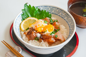 温泉卵をのせたマグロの漬け丼
