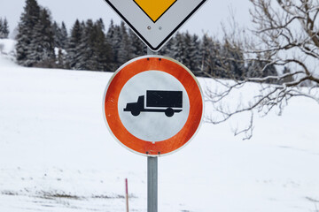 Schild verbietet Durchfahrt für LKW