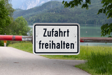 Schild Zufahrt freihalten