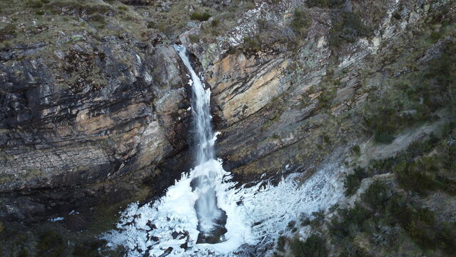 Cascada helada en el norte de Espa&ntilde;a, en la reserva de la biosfera Valle de Laciana.

Frozen waterfall in northern Spain, in the Valle de Laciana biosphere reserve.