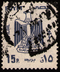 EGYPT - CIRCA 1985: postal stamp 15 Egyptian piastres printed by Egypt shows Egypt's Coat of Arms, circa 1985