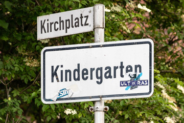 Schild warnt vor Kindergarten - obrazy, fototapety, plakaty