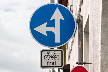 Verkehrszeichen an einer Kreuzung, Radfahrer frei