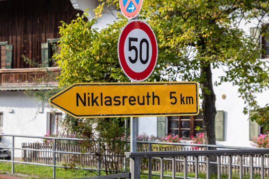 Wegweiser nach Niklasreuth im Landkreis Miesbach