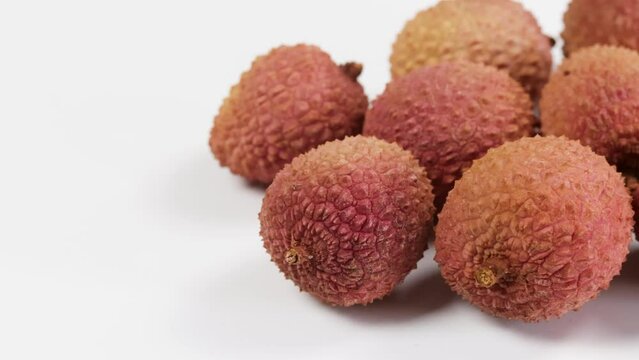 plusieurs litchi, en gros plan, isol&eacute;s sur un fond blanc
