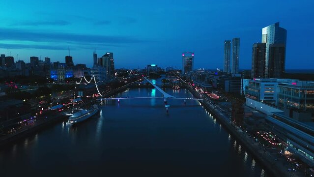 Cae la Tarde en Puerto Madero y Puente de la mujer. Ciudad Aut&oacute;noma de Buenos Aires, Argentina.