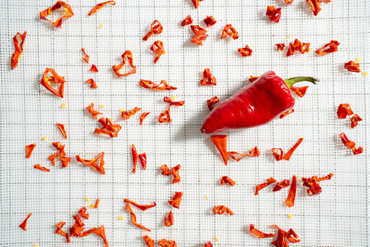 Dehydrated sliced red chili peppers
