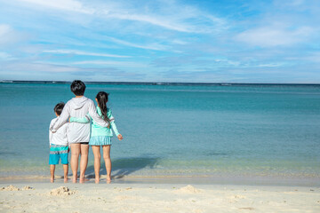 青い海と子どもの後ろ姿　Blue sea 