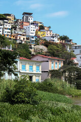 Obraz premium Urban landscape of houses near the river bank