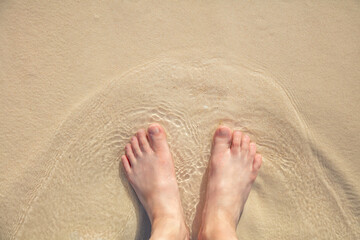白い砂浜と足　white sand and feet - obrazy, fototapety, plakaty