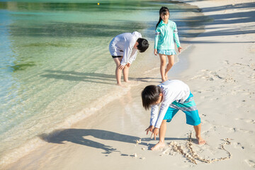 砂浜ではしゃぐ子ども　children playing on the beach	 - obrazy, fototapety, plakaty