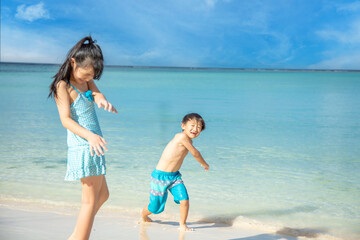 Fototapeta na wymiar 海で遊ぶこども　children playing in the sea