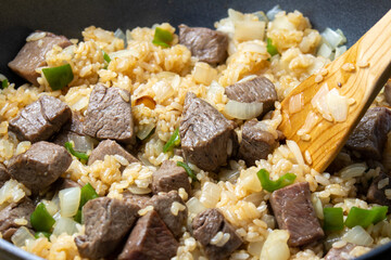 サイコロステーキ炒飯、調理シーン。
