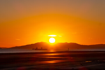 飛行場から見える夕日