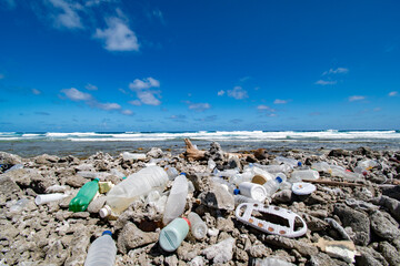 Ocean environmental issues, Plastic pollution : Waves and Plastic debris are on the beach of...