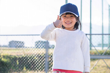 キャップを被った女の子　girl wearing a baseball cap