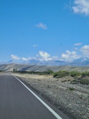 ruta entre montañas