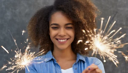 Foto op Plexiglas Mulher sorridente de vista frontal com fogos de artifício © Francine