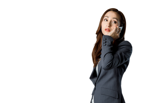 スマホで通話する女性　クリッピングパスで精密に切り抜いた背景透過写真PNG