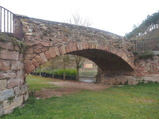 Puente de piedra sobre rio
