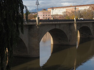 Ojo de puente sobre el rio de Logroña