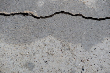 Fototapeta na wymiar Horizontal crack in concrete cement Low-quality construction work