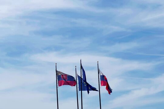 Cztery flagi na masztach - Słowacja i Unia Europejska