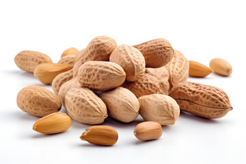 Wei&szlig;e Erdnusspracht: Frische Erdn&uuml;sse auf reinem Hintergrund f&uuml;r gesunden Knabberspa&szlig;