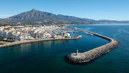 bonita vista aérea de puerto banús en la provincia de Málaga, España