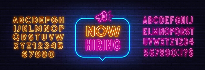 Now Hiring  neon sign in the speech bubble on brick wall background. - obrazy, fototapety, plakaty