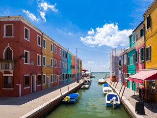 Fototapeta na wymiar Channel in town surrounded by colourful buildings (Burano, Italy)