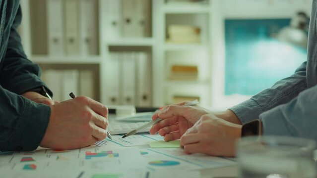 In the meeting room, proactive colleagues, acting as employees, actively discuss the strategy of medium-sized businesses. With experience, a seasoned employee explores ideas in depth