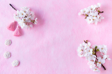 Naklejka na ściany i meble 正月イメージ　桜の花とタッセルと水引のアレンジメントのフレーム（ピンクバック）