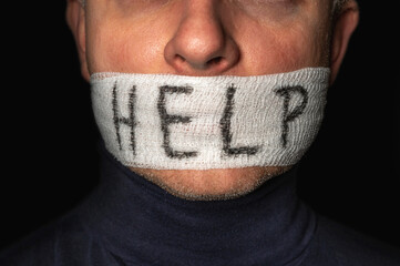 Mann mit einem Verband und dem Wort Hilfe über dem Mund als Symbol für psychische Erkrankungen