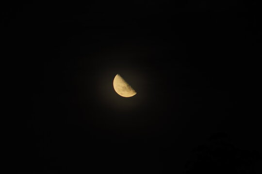 Lua minguante amarelada