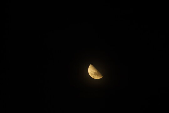 Lua minguante amarelada