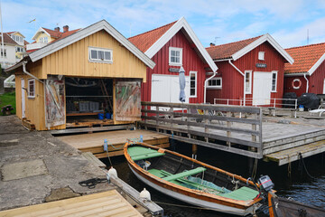 Fototapeta na wymiar houses on the water in norway