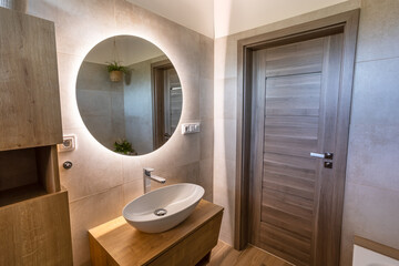 Style woody bathroom with faucet and lighting mirror
