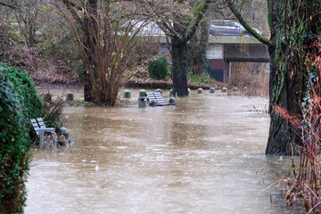 Hochwasser: Blick auf eine wegen Dauerregens überschwemmte Fußgängerzone mit Bänken,...