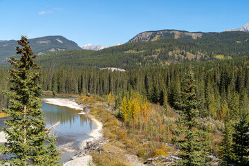 Fototapeta na wymiar Kanada, Fluss, Wälder und Berge