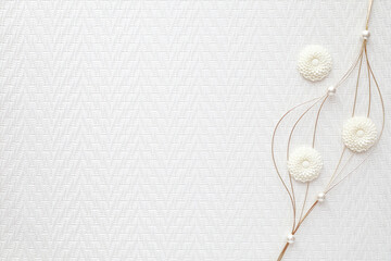 菊のような花パーツで飾る白と金の美しい杉綾模様の背景素材