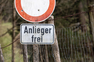 Schild verbietet Einfahrt ausgenommen Anlieger