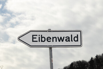Wegweiser zum Eibenwald Paterzell in Oberbayern