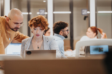 Obraz premium Creative business team discussing financial growth and planning tasks in a small office. Collaborative and enjoyable atmosphere.