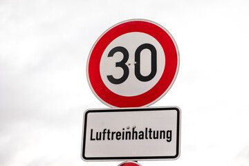 Traffic sign 30 km/h with the inscription "Luftreinhaltung" (translation: Air pollution control)