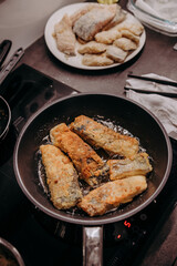 Smażenie ryby na patelni © rozentuzjazmowany