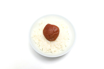 白背景のご飯にのせた梅干し