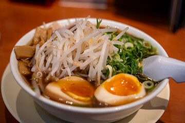 美味しそうなもやしと半熟卵ラーメン