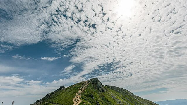 【夏の八ヶ岳】天狗岳の上空を通過するダイナミックな雲のタイムラプス　日本の山　長野県